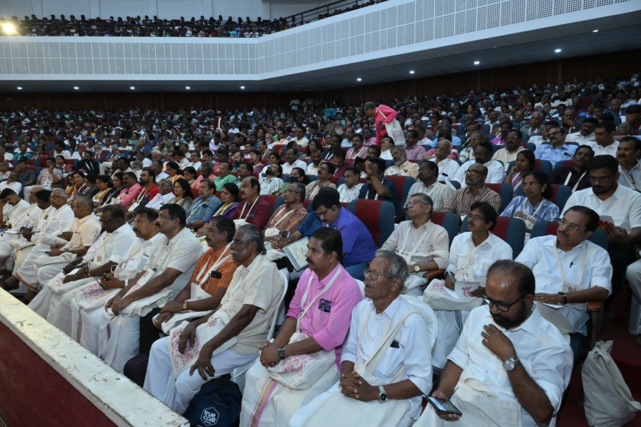 ആരുടെയും കനിവിന് കാത്തുനില്‍ക്കാതെ സ്വന്തം കരുത്തില്‍ മുന്നേറാനാണ് കേരളം ഉദ്ദേശിക്കുന്നത്: മുഖ്യമന്ത്രി